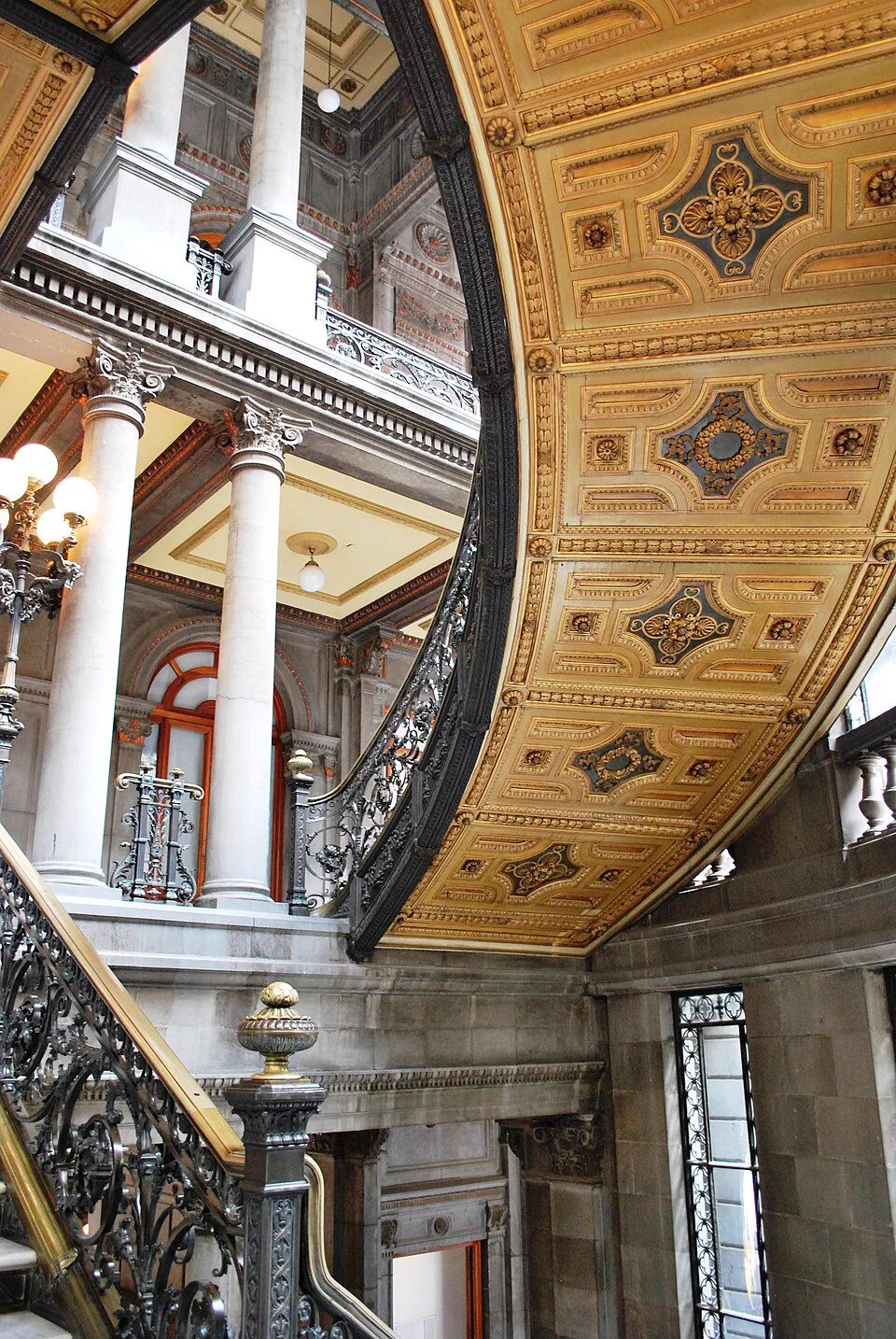 Escalera y arco del Museo Nacional de Arte, Ciudad de México